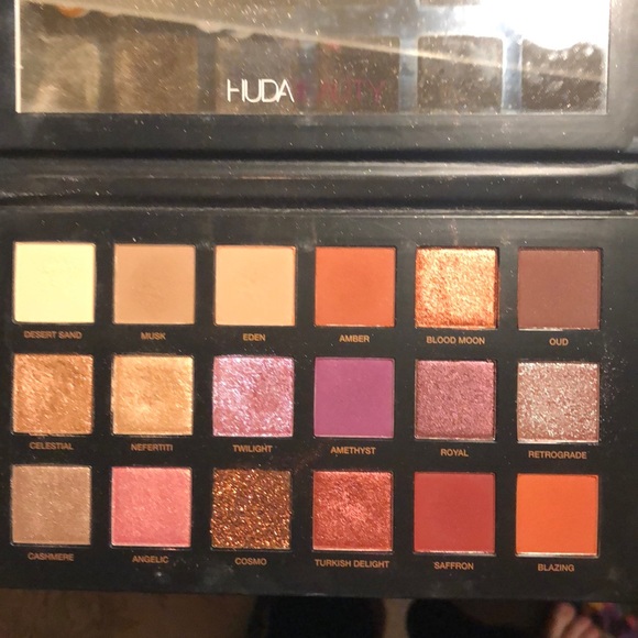Desert Dusk HUDA Beauty Eyeshadow Palette - Picture 2 of 4